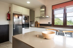 Kjøleskap, mikrobølgeovn, oppvaskmaskin og brødrister