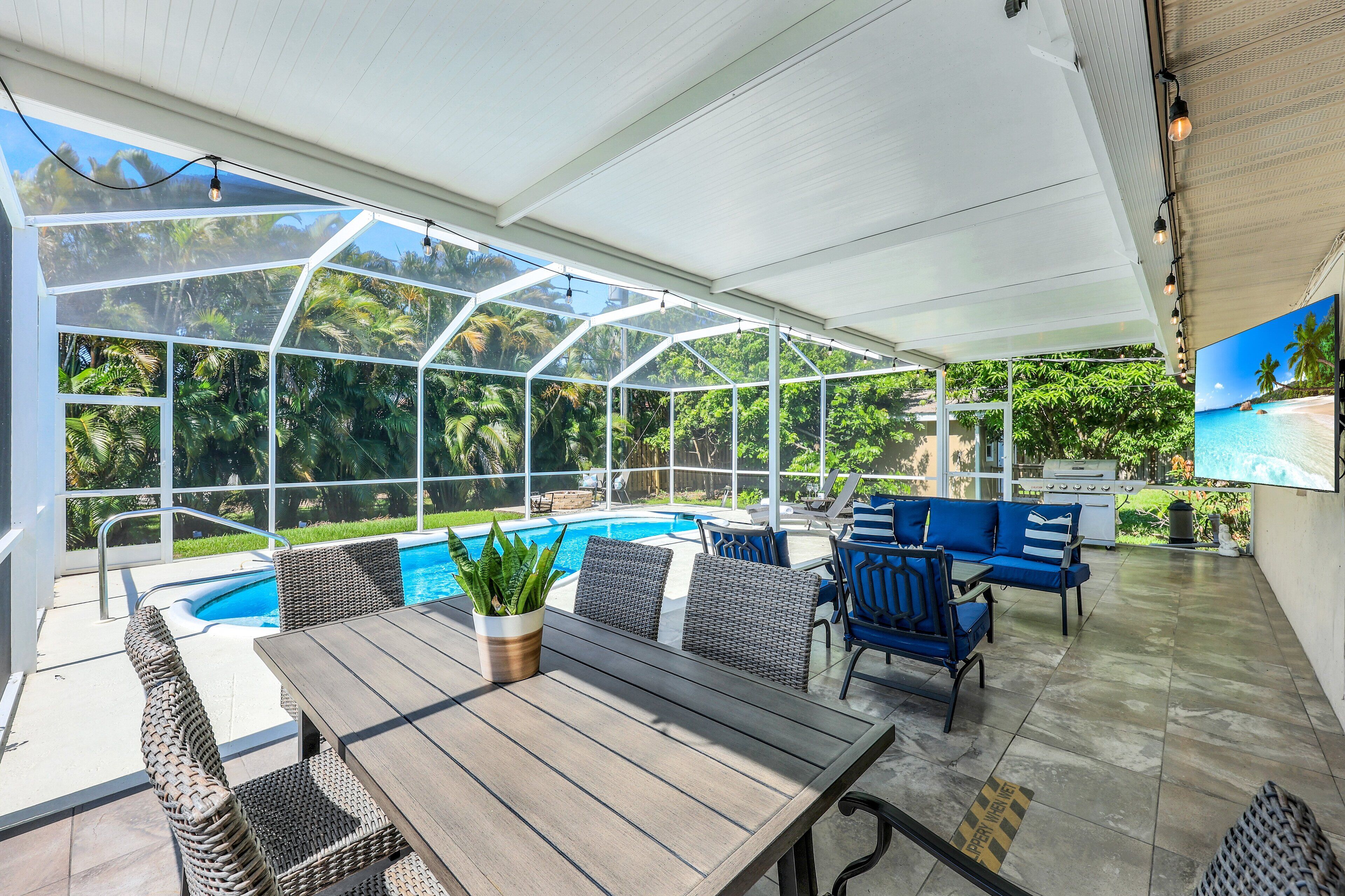 New Listing! Starfish Cove - Heated Pool, Walk to the Beach!