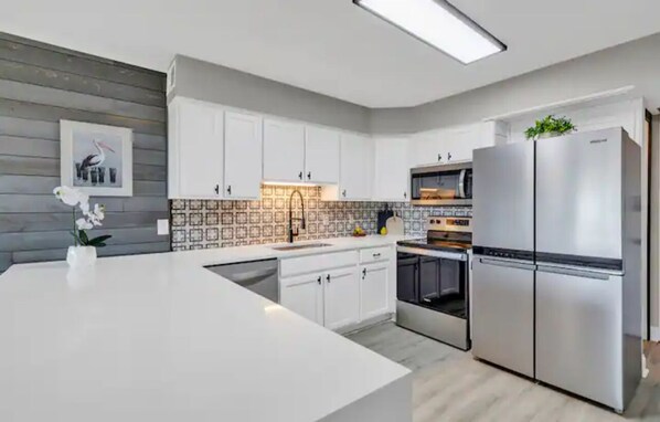 Mikrowelle, Ofen, Herdplatte, Geschirrspüler