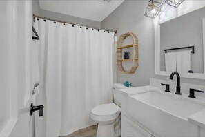 Hair dryer, towels, soap, toilet paper - Direct Oceanfront condo in Cherry Grove (North Myrtle Beach)