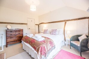2 bedrooms, iron/ironing board, WiFi, bed sheets - Angel Cottage, Wenhaston. Nr Southwold and Minsmere (Suffolk)