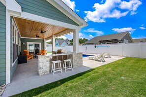 Outdoor dining - 5081 Sound of the Cs * 5 Min Drive to Beach (Kill Devil Hills)
