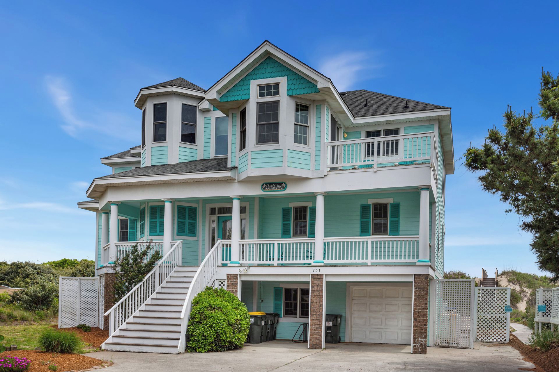 Get ready for the ultimate Outer Banks vacation at Alotta Coladas!