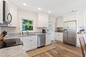 Kjøleskap, mikrobølgeovn, ovn og kokeplater