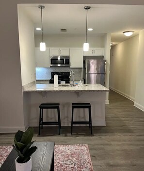 Batterie de cuisine, vaisselle et ustensiles, épices