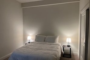 1 slaapkamer, een kluis op de kamer, een bureau