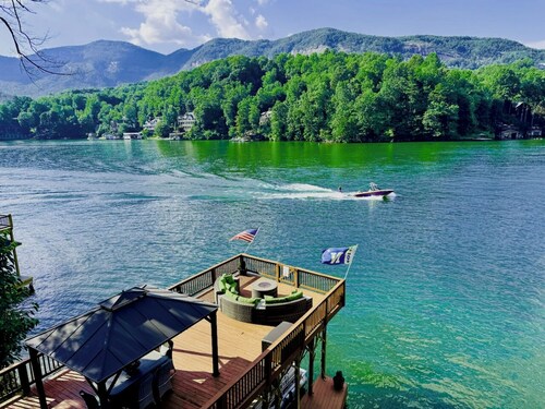 Papas Haus on Lake Lure - 3BR 3BA Lakefront, Decks Galore - Fire Pit