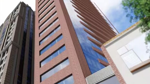 Un edificio moderno de gran altura con fachada de vidrio reflectante, ventanas amplias y un marcado elemento de diseño vertical.