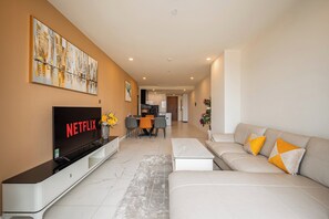 3 間睡房、迷你吧贈品、房內夾萬、書桌