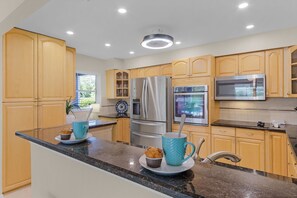 冷蔵庫、電子レンジ、オーブン、コンロ