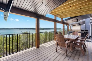 Outdoor dining - Amazing Table Rock Views with Private Hot Tub, Theatre Room & Free Daily Branson Attraction Tickets (Hollister)