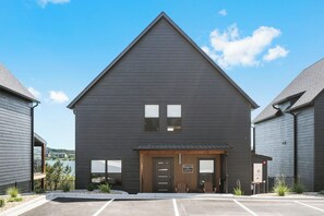 Exterior - Amazing Table Rock Views with Private Hot Tub, Theatre Room & Free Daily Branson Attraction Tickets (Hollister)
