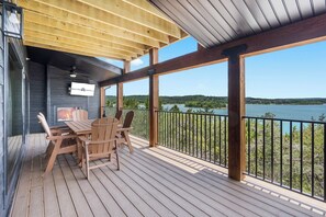Outdoor dining - Amazing Table Rock Views with Private Hot Tub, Theatre Room & Free Daily Branson Attraction Tickets (Hollister)