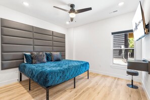 9 bedrooms, iron/ironing board, free WiFi, bed sheets - Amazing Table Rock Views with Private Hot Tub, Theatre Room & Free Daily Branson Attraction Tickets (Hollister)