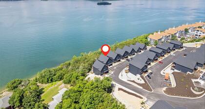 Amazing Views of Table Rock, Pvt Hot Tub, Theatre Room, Free Daily Tickets to Branson Attractions!