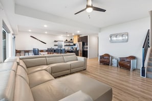Smart TV, fireplace - Amazing Table Rock Views with Private Hot Tub, Theatre Room & Free Daily Branson Attraction Tickets (Hollister)