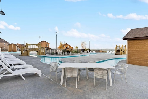 Table Rock Views with Private Hot Tub, Indoor/Outdoor Pools, Near Silver Dollar City & Free Tickets