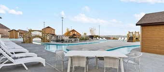 Table Rock Views with Private Hot Tub, Indoor/Outdoor Pools, Near Silver Dollar City & Free Tickets