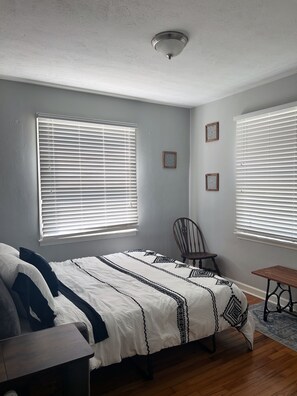 2 bedrooms, desk, iron/ironing board, travel crib - Quaint 2 bed in Champaign (Champaign)