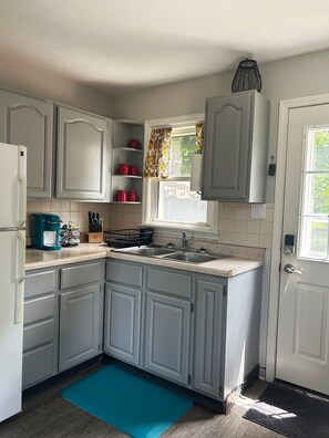 Fridge, microwave, oven, stovetop - Quaint 2 bed in Champaign (Champaign)