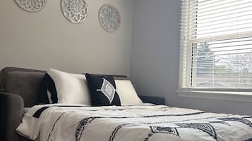 2 Schlafzimmer, Schreibtisch, Bügeleisen/Bügelbrett, Reisekinderbett