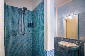 Dusche, Haartrockner, Bidet