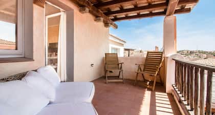 Splendid 93 sqm apartment on two levels, ideal for 6 people, located on the ground floor of a building WITHOUT a lift (stairs to access it). The accommodation is located in an exclusive area in Porto Cervo, a few steps from the center and the characteris