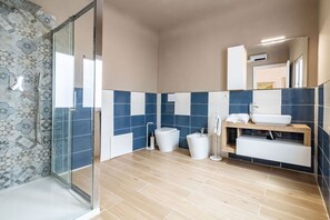 Shower, hair dryer, bidet, towels - GuestHost - La Dimora dei Mille - Roomy Apartment with Terrace (Palermo)