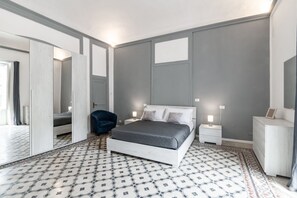 4 slaapkamers, een bureau, een strijkplank/strijkijzer, reisbedje
