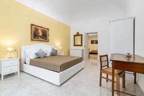 4 bedrooms, desk, iron/ironing board, travel cot - GuestHost - La Dimora dei Mille - Roomy Apartment with Terrace (Palermo)