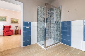 Een douche, een haardroger, een bidet, handdoeken