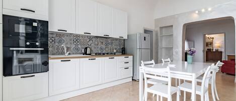 Kühlschrank, Mikrowelle, Ofen, Herdplatte