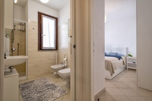 Douche, sèche-cheveux, bidet, serviettes fournies