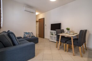 Flat-screen TV - GuestHost - Alghero Modern Apartment with Balcony (Alghero)