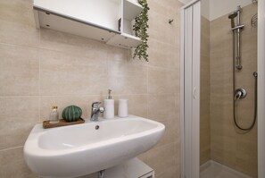 Dusche, Haartrockner, Bidet, Handtücher