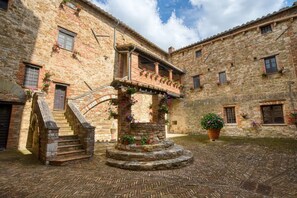 Exterior - Comfortable apartment located in a historic Abbey from the year 1000, restored in 1980.La Badia is a small Benedictine Abbey immersed in a park of centuries-old olive trees.Located on the ground floor, there is a mezzanine for the sleeping area.There are (Magione)
