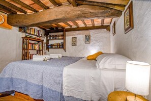 1 habitación, tabla de planchar con plancha y ropa de cama 