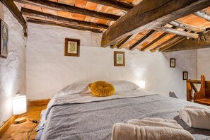 1 habitación, tabla de planchar con plancha y ropa de cama 
