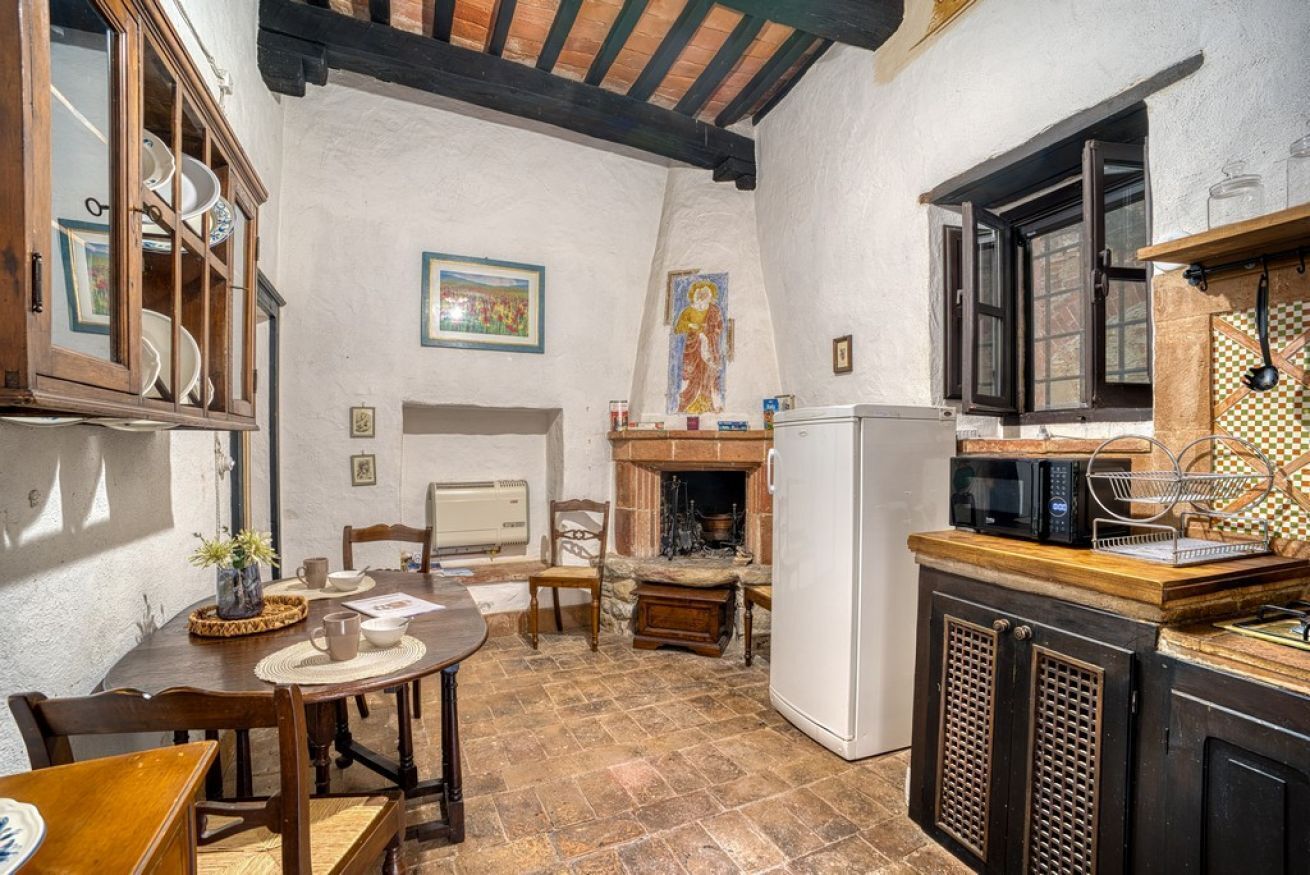 Refrigerador, microondas, parrilla de estufa y utensilios de cocina 