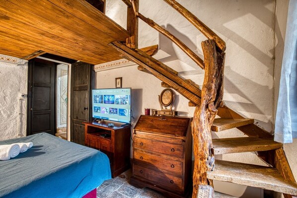 1 habitación, tabla de planchar con plancha y ropa de cama 