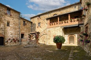 Exterior - GuestHost - Comfortable apartment located in a historic Abbey from the year 1000, restored in 1980.La Badia is a small Benedictine Abbey immersed in a park of centuries-old olive trees.Located on the ground floor, there is a mezzanine for the sleeping ar (Magione)