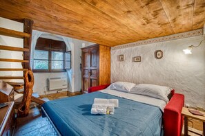 1 habitación, tabla de planchar con plancha y ropa de cama 