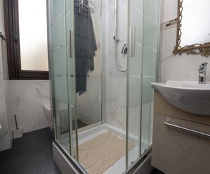 تجهيزات دش، مستلزمات مجانية للعناية الشخصية، مجففات شعر، مراحيض شطف