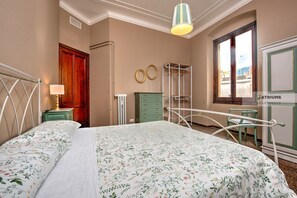 2 عدّة غرف نوم وواي فاي وملاءات أسرّة