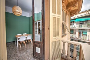 تناول الطعام بالخارج