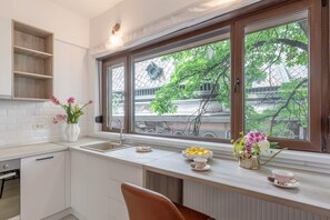 Luxury-Studio, 1 Queen-Bett, Nichtraucher, Küche | Verdunkelungsvorhänge, Bügeleisen/Bügelbrett, kostenloses WLAN