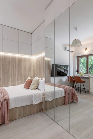 Luxury Studio, 1 Queen Bed, Non Smoking, Kitchen | Blackout drapes, iron/ironing board, free WiFi - Modern & Bright Studio on Amzei Square (Bucharest)