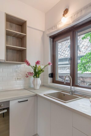 Luxury Studio, 1 Queen Bed, Non Smoking, Kitchen | Private kitchen | Coffee/tea maker, electric kettle, toaster - Modern & Bright Studio on Amzei Square (Bucharest)
