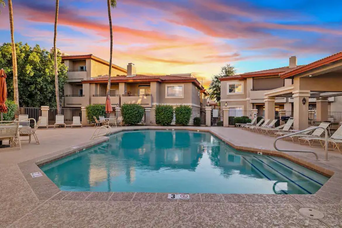 Alberca al aire libre y alberca climatizada