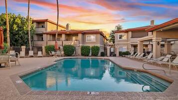 Alberca al aire libre y alberca climatizada